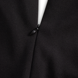 Nora | Elegantes schwarzes Kleid mit tailliertem Gürtel und majestätischem Stehkragen