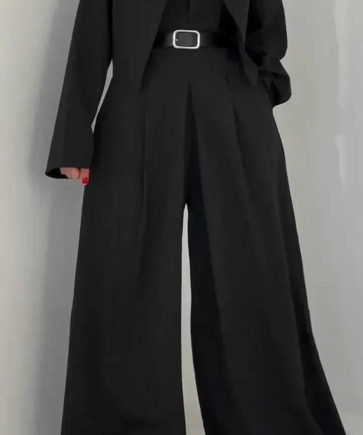 Isolde | Eleganz und Raffinesse: Bustier und Jacke im zeitlosen Ensemble