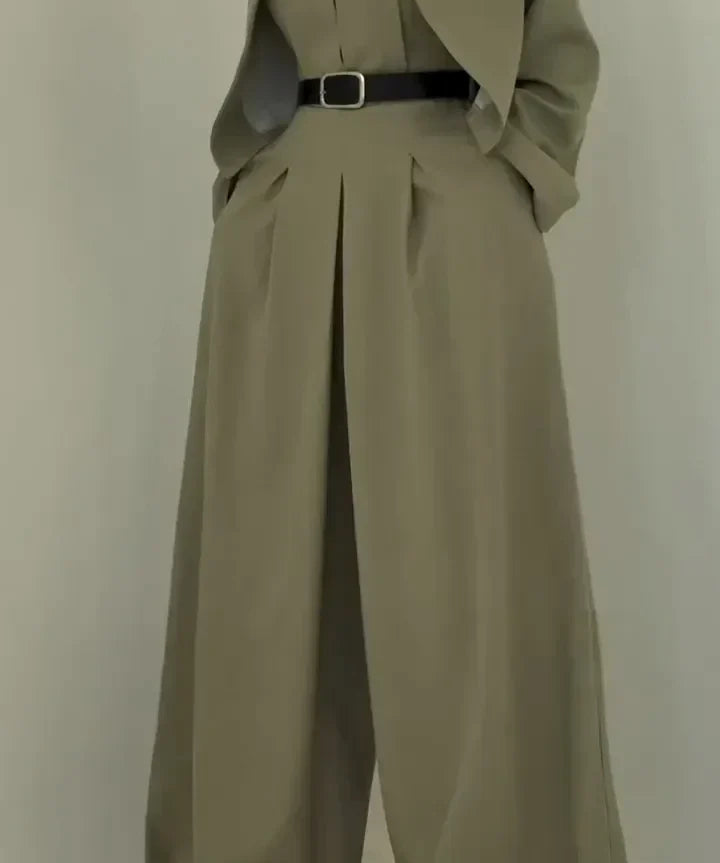 Isolde | Eleganz und Raffinesse: Bustier und Jacke im zeitlosen Ensemble