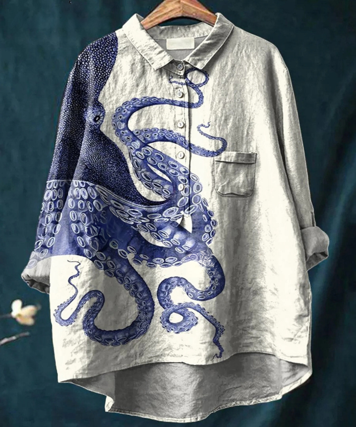 Amelia | Elegante Bluse mit tiefblauem Oktopus-Motiv