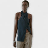 Aurora | Eleganter blauer Halter Neck Top mit verführerischem Rückenausschnitt