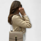 Isabelle | Elegante Strickjacke mit kunstvollen Ziertaschen
